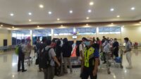 Aktivitas kedatangan penumpang pesawat dai Bandara Iskandar Pangkalan Bun