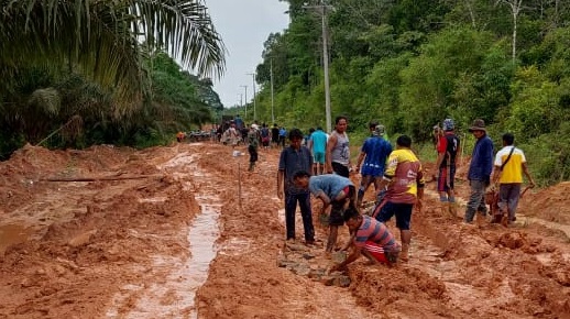 jalan dari Desa Tempayung ke Sumber Mukti