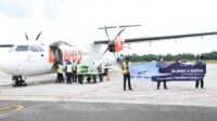 Maskapai Wings Air disambut saat mendarat di Bandara Tjilik Riwut Kota Palangka Raya.