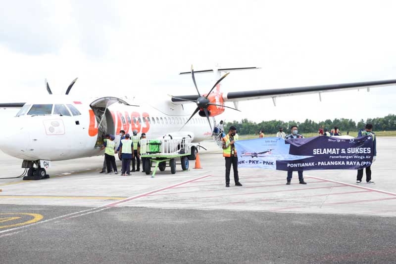 Maskapai Wings Air disambut saat mendarat di Bandara Tjilik Riwut Kota Palangka Raya.