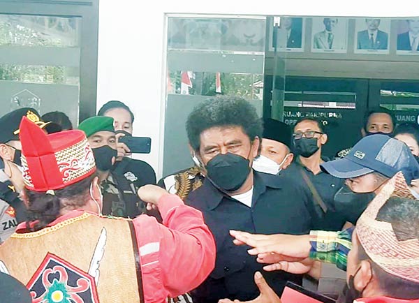 Konflik antara warga Desa Ramban Kecamatan Mentaya Hilir Utara Kotawaringin Timur (Kotim) dengan perusahaan perkebunan kelapa sawit