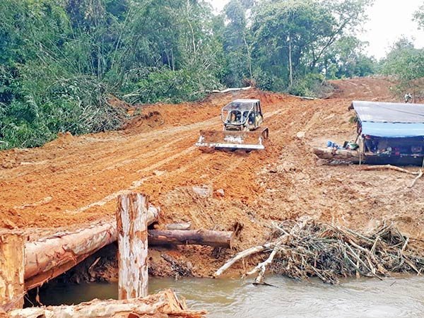 Dugaan korupsi proyek jalan antardesa sepanjang 43 kilometer di Kecamatan Katingan Hulu