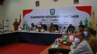 Bupati Kotawaringin Timur (Kotim) Halikinnor mengikuti rapat terbatas antara Pemerintah Provinsi Kalimantan Tengah (Kalteng)