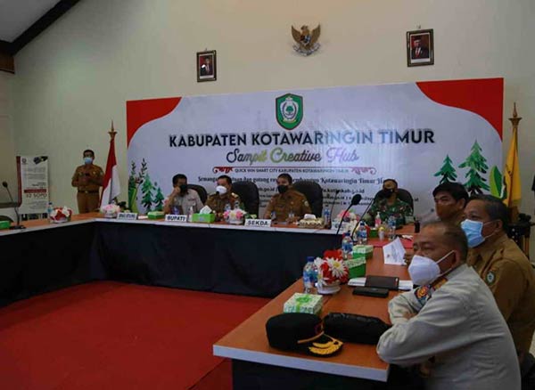 Bupati Kotawaringin Timur (Kotim) Halikinnor mengikuti rapat terbatas antara Pemerintah Provinsi Kalimantan Tengah (Kalteng)