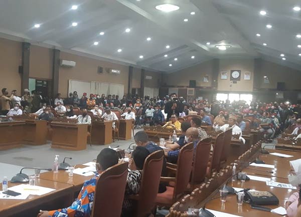 Salah satu muara sengketa yang diprotes keras warga Desa Ramban adalah soal perizinan PT Menteng Jaya Sawit Perdana (MJSP)