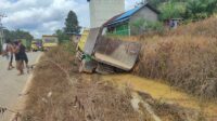 Pemotor Selamat Setelah Diseruduk Truk