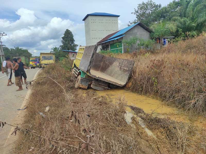 Pemotor Selamat Setelah Diseruduk Truk