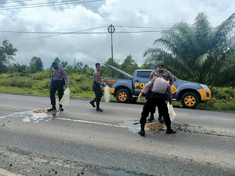 polisi Lubang Jalan Ditambal