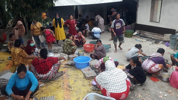 truk pemuat telur terguling
