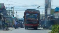 Fuso Sarat Muatan Nekat Lintasi Jalur Kota