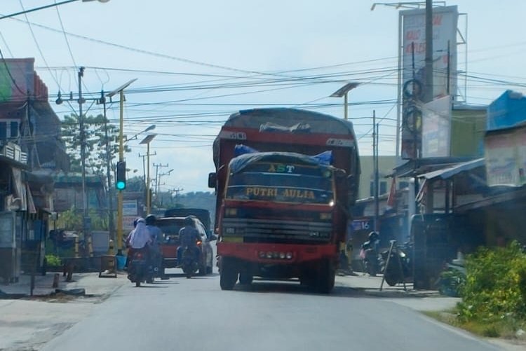 TRUK FUSO PANGKALAN BUN Fuso Sarat Muatan Nekat Lintasi Jalur Kota