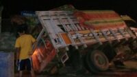 Truk Masuk Parit,Kelurahan Madurejo,Inilah Akibat Sopir Tak Tahu Arah