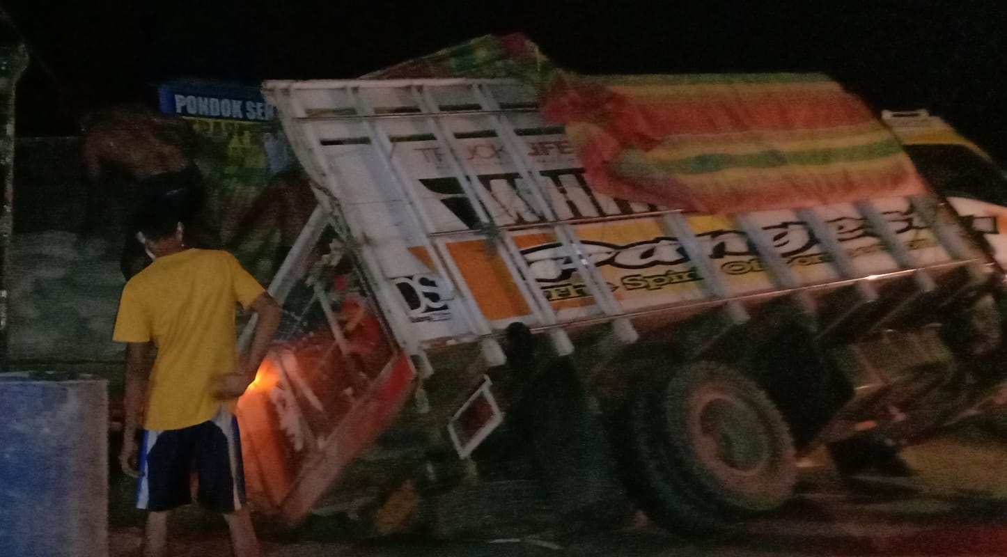 Truk Masuk Parit,Kelurahan Madurejo,Inilah Akibat Sopir Tak Tahu Arah