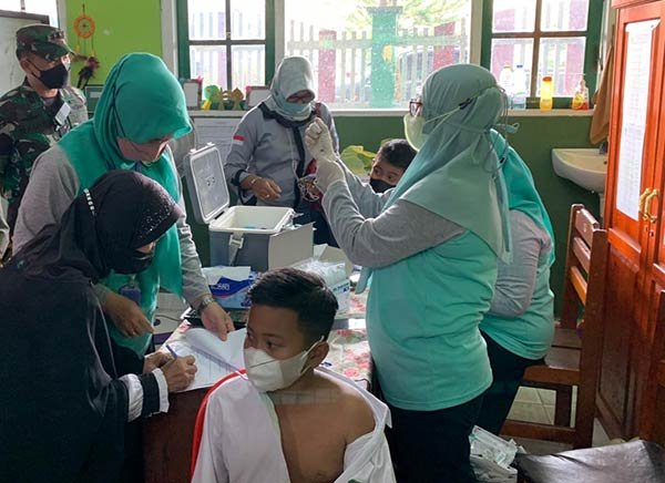 VAKSINASI-ANAK Pelaksanaan vaksinasi bagi anak usia 6 - 11 tahun di Kabupaten Kotawaringin Timur (Kotim) sudah dimulai