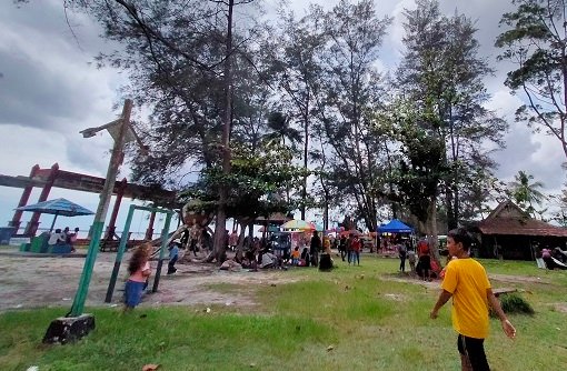 WISATA PANTAI 1 Liburan Menghasilkan Pendapatan Asli Daerah
