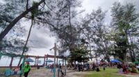 Pengunjung pantai Bugam Raya