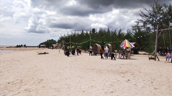 WISATA PANTAI SUKAMARA Libur Tahun Baru Wisata Pantai Sukamara Diserbu Warga
