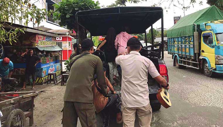 Beli Mobil dari Hasil Ngamen dan Ngemis,pengemis kaya di sampit,pengemis,pengemis jalanan,radar sampit hari ini,radar sampit