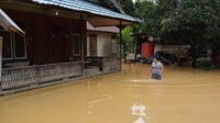 Meluapnya Daerah Aliran Sungai (DAS) Rungan mengakibatkan banjir yang merendam puluhan rumah warga di Desa Sei Antai
