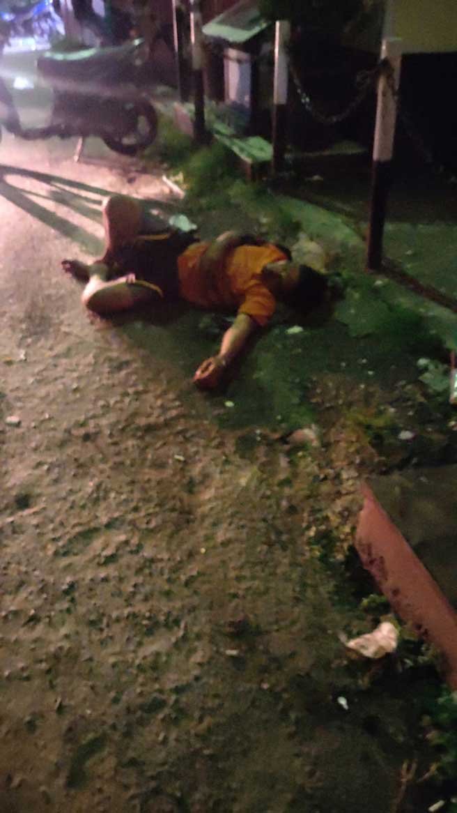 Pemabuk Semi Bugil Terkapar di Jalan