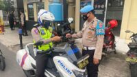 Anggota Polres Kapuas Diperiksa di Gerbang Masuk