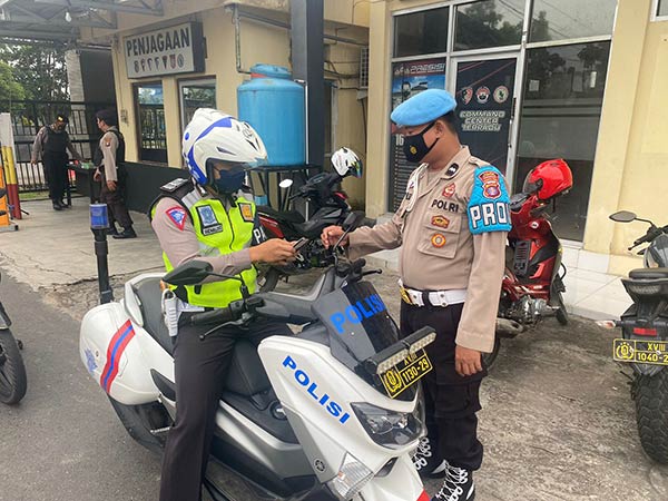Anggota Polres Kapuas Diperiksa di Gerbang Masuk