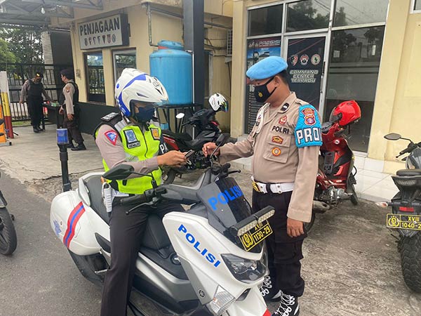 Anggota Polres Kapuas Diperiksa di Gerbang Masuk