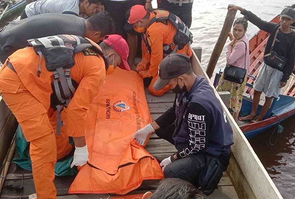 EVAKUASI-REMAJA-TEWAS tenggelam