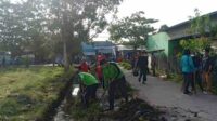 Kegiatan kerja bakti membersihkan selokan dan lingkungan sekitar menjadi agenda rutin yang dilakukan setiap Jumat di Kelurahan Baamang Tengah