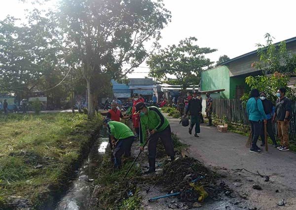 Kegiatan kerja bakti membersihkan selokan dan lingkungan sekitar menjadi agenda rutin yang dilakukan setiap Jumat di Kelurahan Baamang Tengah