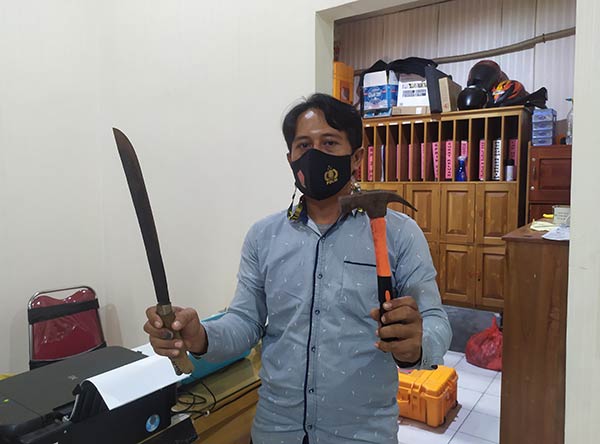Seorang ibu rumah tangga nekat menganiaya suaminya dengan sadis