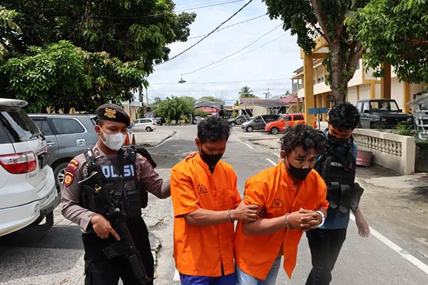 Sebutir timah panas menembus kaki Agus Surono (33)