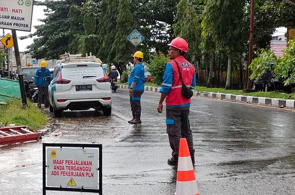 Jaringan Listrik PLN Putus Disambar Petir