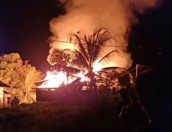 Kebakaran yang terjadi di Jalan Trans Kalimantan