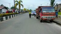 Seorang pengendara sepeda motor terpaksa dilarikan ke rumah sakit setelah menghantam dump truk yang tengah terparkir di pinggir Jalan Tjilik Riwut