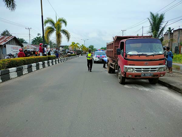 Seorang pengendara sepeda motor terpaksa dilarikan ke rumah sakit setelah menghantam dump truk yang tengah terparkir di pinggir Jalan Tjilik Riwut