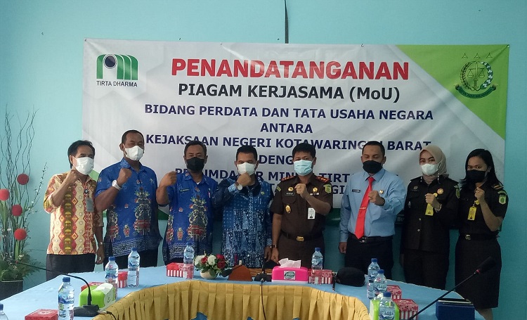 Perumdam Tirta Arut dan Kejari Kobar Teken MoU