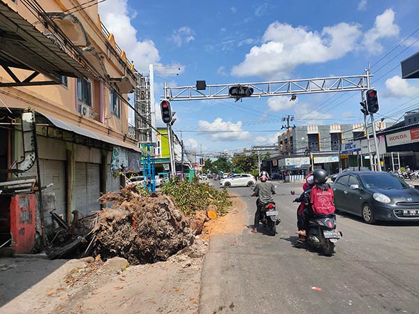 Traffic Light Miring Bahayakan Pengendara