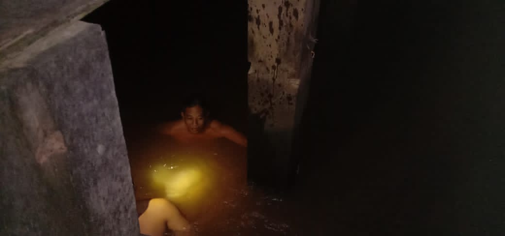 Demi HP Warga Rela Menyelam Tengah Malam
