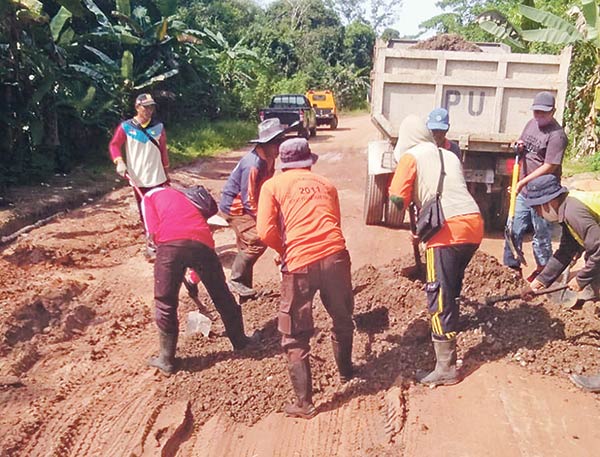 Perbaikan tersebut dilakukan setelah adanya laporan kerusakan jalan di beberapa titik