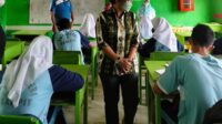 Penerapan pembelajaran tatap muka (PTM) di berbagai sekolah di Kabupaten Kotawaringin Timur (Kotim) masih dibatasi 50 persen dari kapasitas ruang kelas