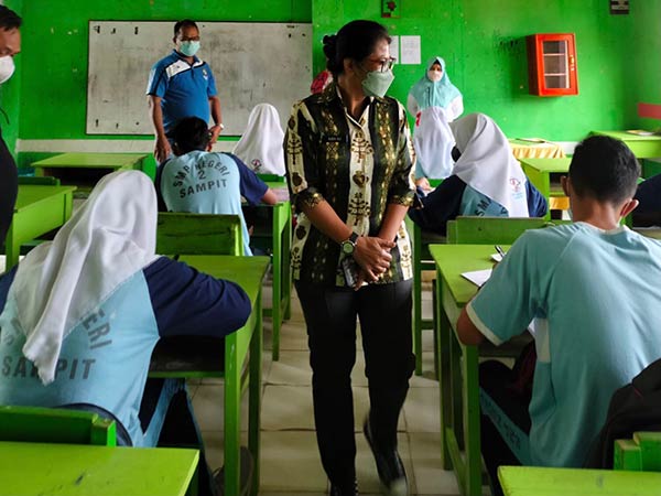 Penerapan pembelajaran tatap muka (PTM) di berbagai sekolah di Kabupaten Kotawaringin Timur (Kotim) masih dibatasi 50 persen dari kapasitas ruang kelas