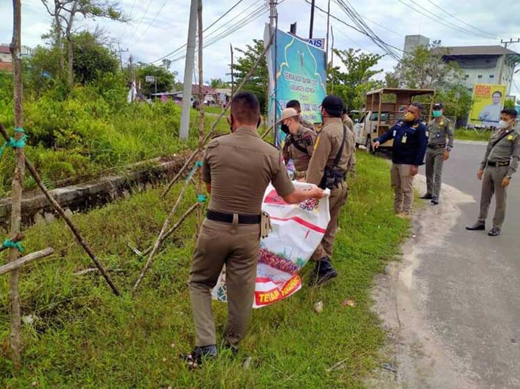 Reklame Tak Berizin di kasongan Diturunkan