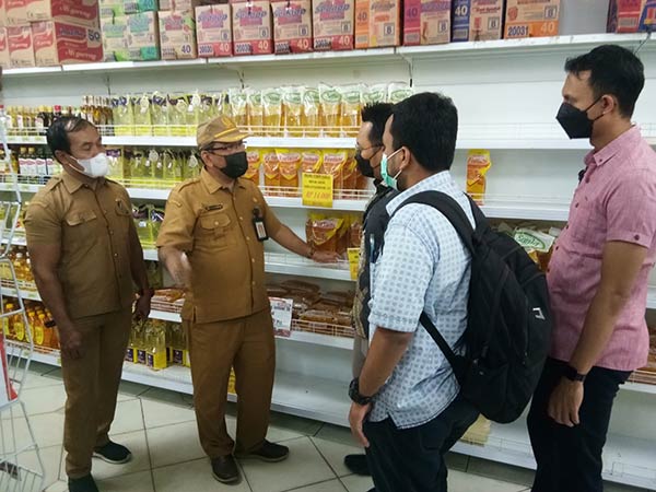 Tim monitoring dari Kementerian Perdagangan (Kemendag) melakukan inspeksi mendadak (sidak) ke sejumlah swalayan dan agen distributor penyalur minyak goreng