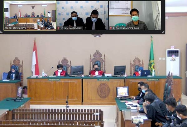 Konsultasi Kepala Desa Kinipan Willem Hengki terkait pembayaran tunggakan proyek pembangunan jalan di wilayah tersebut ke sejumlah instansi