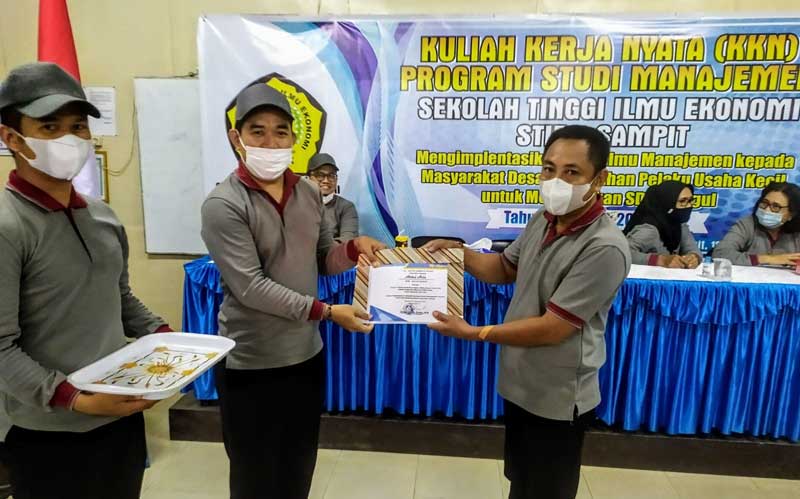 STIE Sampit Tutup Kuliah Kerja Nyata