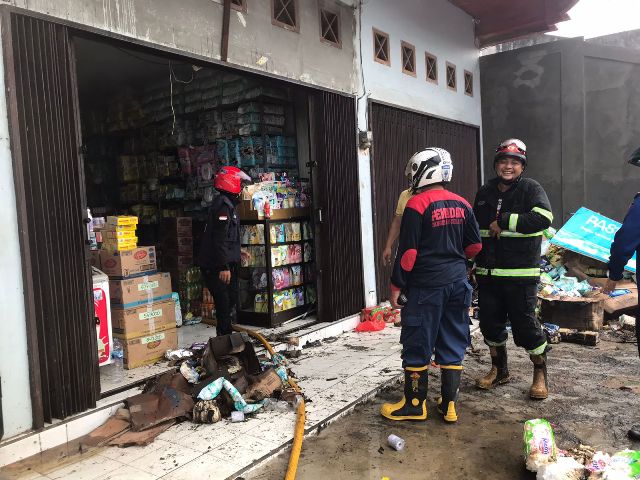 sebuah ruko di Jalan Ir Juanda Sampit terbakar