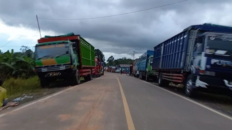 Truk lebih muatan Dilarang Lewat Jalan Kabupaten