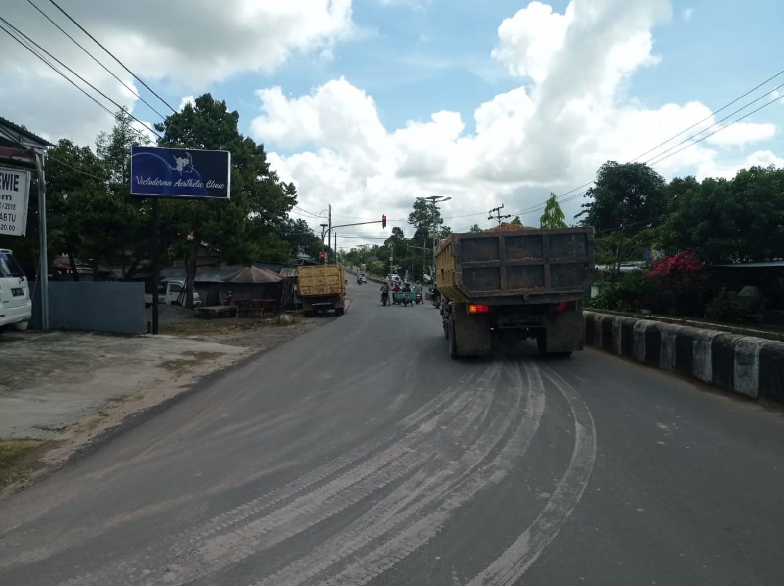 Warga Keluhkan Truk Material Tanpa Penutup 