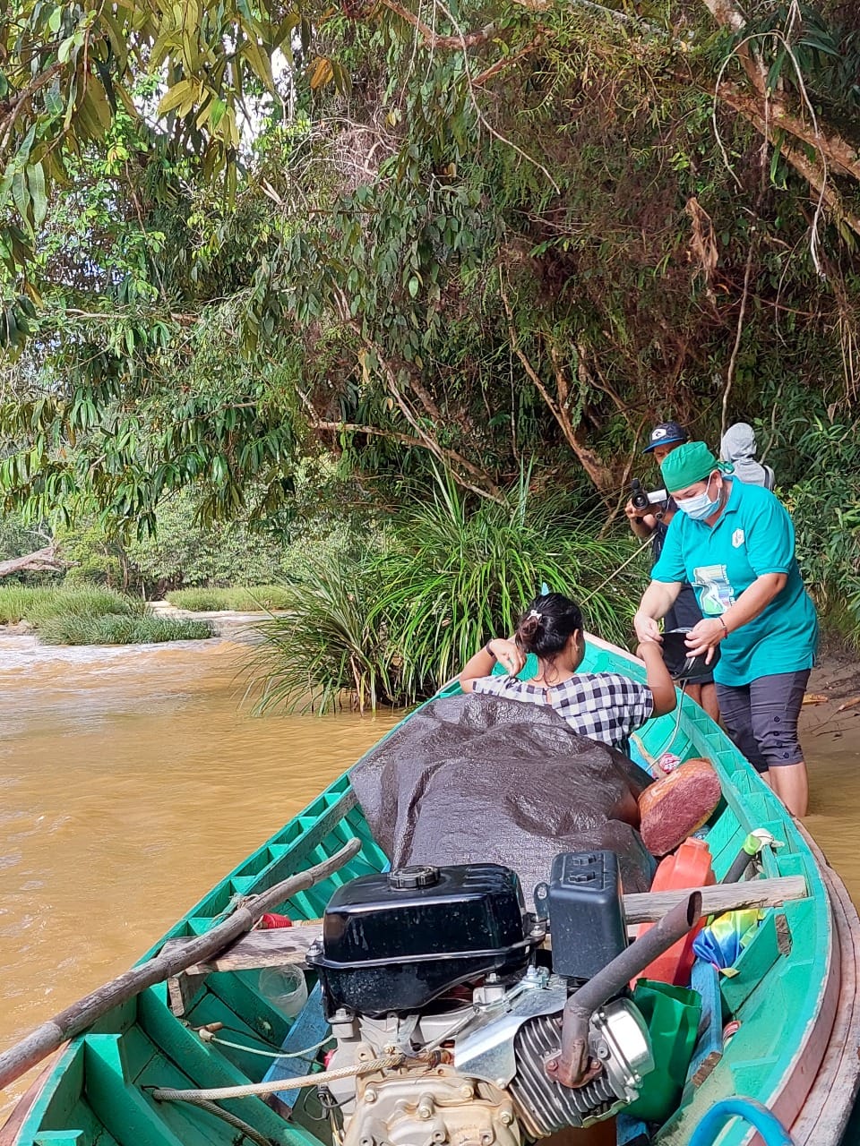 Vaksinasi di Atas Perahu,Polres Gunung Mas